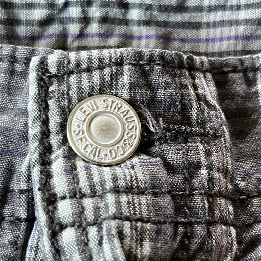 Levi’s charcoal gray/purple plaid cargo shorts size 32